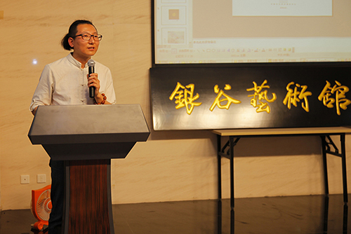 协会媒介宣传部主任张凤春介绍图片漂流情况