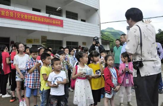 张望老师带领孩子们去采风了