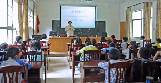 张望老师亲自为孩子们上摄影入门启蒙课