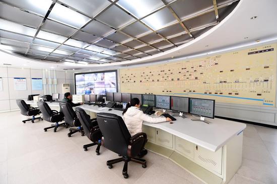 东深供水工程实行24小时智能调度，图为广东粤港供水有限公司调度中心。粤港供水供图