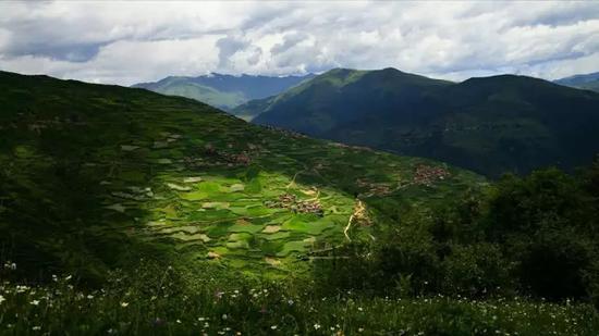 千山黑水，青山绿水（摄影：唐华祥）