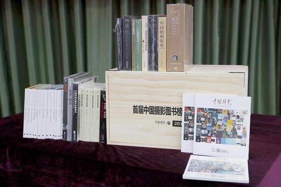 2016中国摄影图书榜入榜图书集,《中国摄影》杂志四月刊对此进行了专题报道。 杨佳 摄