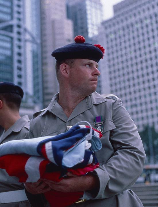 　1997年，香港回归，英军卷旗走人