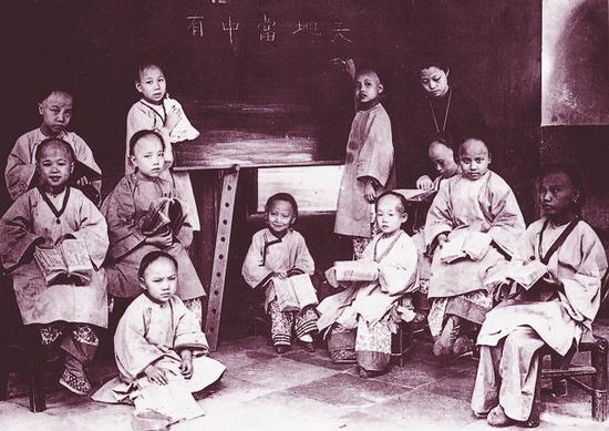教会学堂的女童
外国教会在上海王家堂圣母院开设的女塾,专收教内女生。摄于20世纪初。
原载《老照片》第1辑