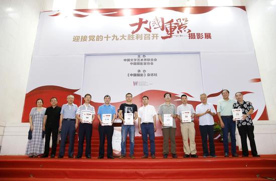 参展作者代表获颁参展证书 杜洋 摄