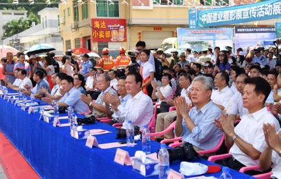 2017年8月16日,第二届“大美渔村 平安渔业”中国渔业摄影展在广东省阳江市海陵岛启动。梁文栋摄