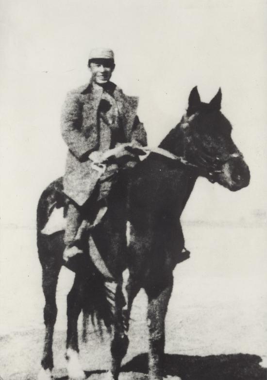 1942年春,吕正操在冀中滹沱河畔。