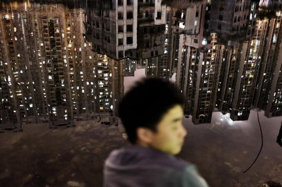 人们离开故土,搬进楼房——中国在一代人的时间内推进了大规模的城市化,景观、生活方式和生活习惯全部改变。沈绮颖摄。