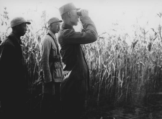 1941年,吕正操在冀中秋季“反扫荡”前线。