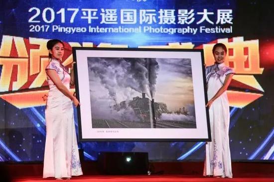 王玉文先生将他的代表作《阜新蒸汽机车》赠与平遥国际摄影大展组委会
