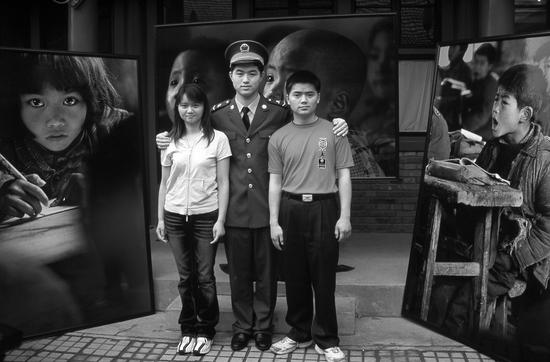 2005年5月,北京中国青少年发展基金会院内,14年后,大眼睛、小光头、大鼻涕在北京首次相聚。