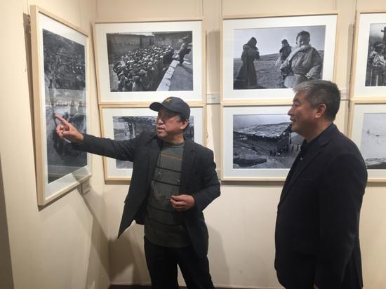 文化部恭王府博物馆馆长孙旭光与著名摄影家解海龙在作品前交流