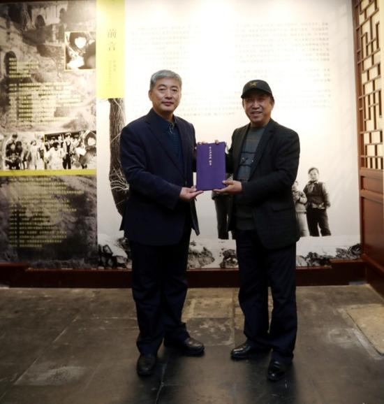 文化部恭王府博物馆馆长孙旭光向著名摄影家解海龙颁发收藏证书