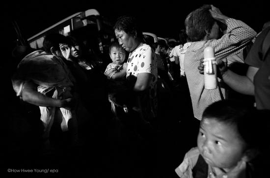 2010年6月29日,河南淅川县,聚集的村民。陶慧秧/ epa