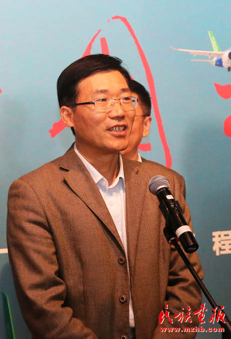 中国商用飞机有限责任公司新闻中心主任殷秀峰在开幕式中致辞