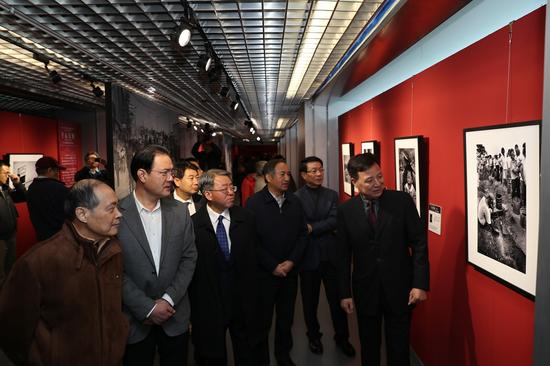 (从左至右)中华全国总工会原副主席、书记处书记苏立清、中国文联党组成员、副主席李前光、中国摄影家协会党组成员、副秘书长杜金、《工人日报》社长孙德宏、中国摄影家协会分党组书记、驻会副主席郑更生、策展人刘宇和于文国参观展览