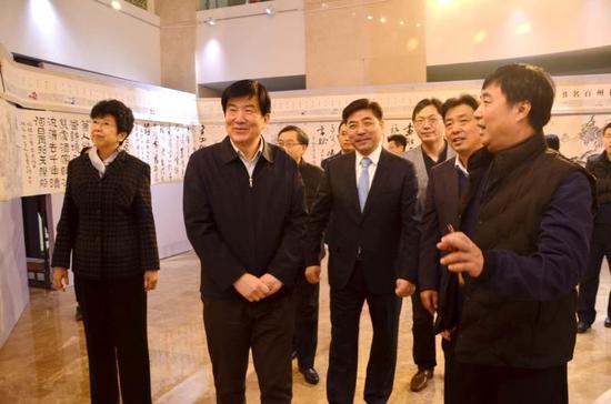扬州市宣传部部长姜龙(中)引导嘉宾参观。