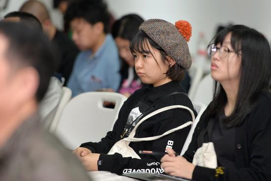 摄影共享经济研讨会现场,观众认真倾听嘉宾发言。 周星宜 摄