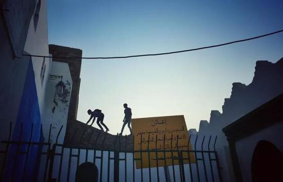 摄影师：陈茹 ‘手机摄’摩洛哥的丹吉尔，屋顶上的男子。