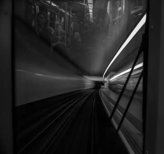 摄影师：李顺尧 ‘相机摄’伦敦， 快速行驶的DLR与车内疲惫的乘车者形成了鲜明的对比。