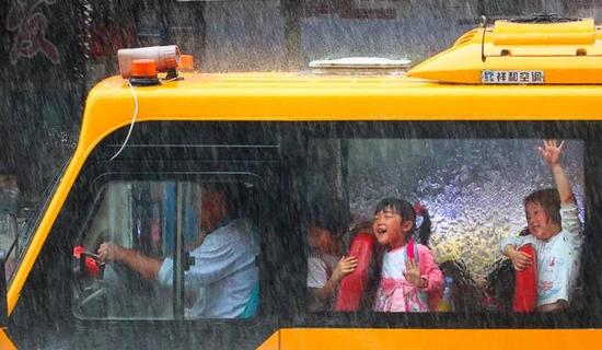 摄影师：周真平 ‘相机摄’湖南省新宁县，突下暴雨，校车送孩子们回家途中。