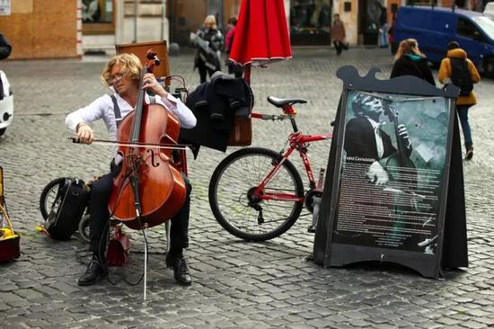 摄影师：俞毅 ‘相机摄’法国巴黎，一个曾经的提琴演奏家在街头演奏。