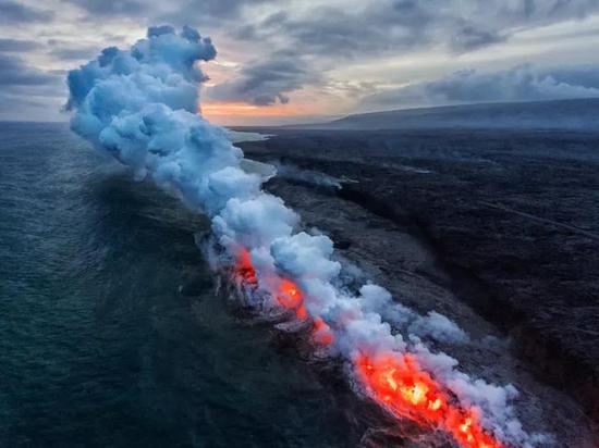 摄影师：刘潇潇 ‘相机摄’夏威夷大岛的基拉韦厄火山岩浆入海口。 摄影师前后两次共步行80里路， 终于捕捉到了自己心中的画面。