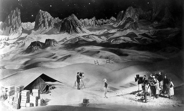1929年,导演弗里茨·朗正在拍摄《月中女》(Woman in the Moon)。
来源:Everett Collection/Alamy