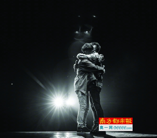 今年10月13日,在羽泉20周年巡回演唱会贵阳站的舞台上,陈羽凡和胡海泉相拥。两人成军20年的这场巡回演唱会,原定终点站是12月25日的北京。
