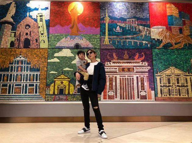  Ella陈嘉桦发现儿子劲宝最近常常说“怕怕”，于是机会教育他，让网友大赞。