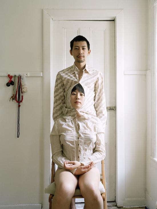 《努力生活得像对连体婴儿》,2009