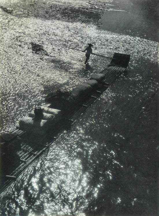 《金波泛筏》1930年，浙江嵊县，郎静山摄。供图：黄建鹏画廊