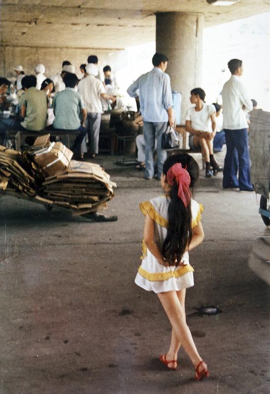 1988年,江苏南京,背手小姑娘。时隔30年后,照片引发网络上人们寻找小姑娘的热情。照片是摄影人和读者共同观看的产物。