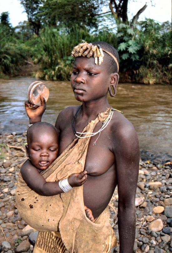 埃塞俄比亚拍摄的母子。安尼斯·利库里斯/摄