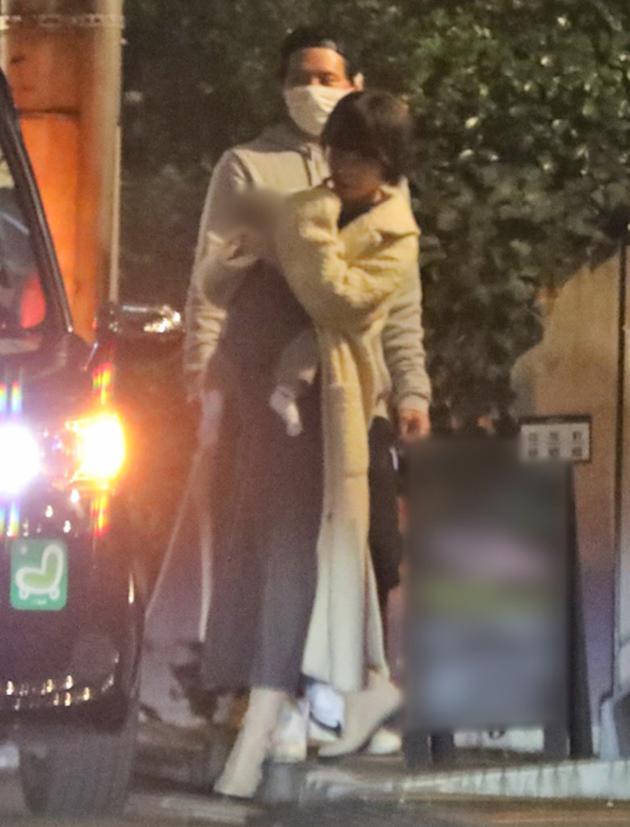 31岁日本女星佐佐木希去年2月同46岁谐星渡部建结婚,9月诞下第一胎荣升父母。