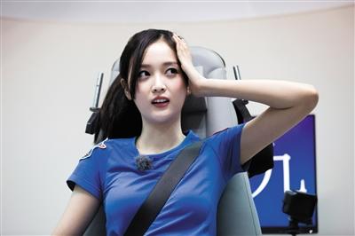 节目里，吴宣仪挑战“转圈圈”。《挑战吧太空》剧照。