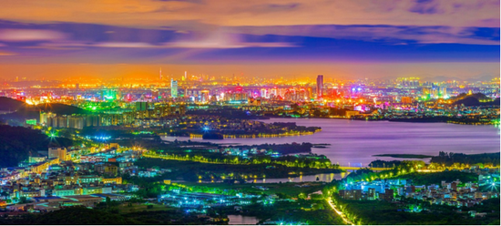 2017年6月，东莞厚街夜景，远景中的广州小蛮腰等城市地标清晰可见。陈成基拍摄于厚街横岗湖