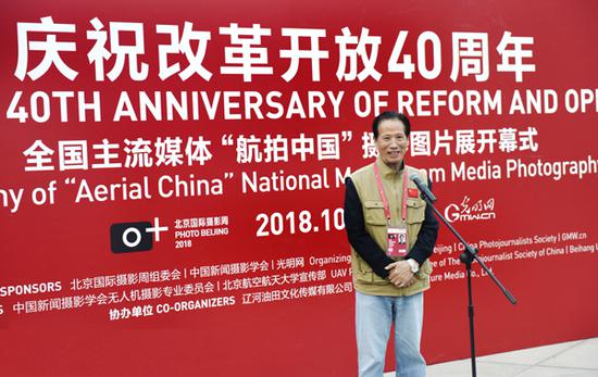 中国新闻摄影学会会长徐祖根在开幕式上致辞