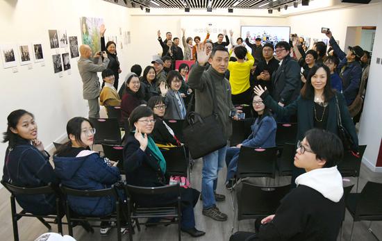 中国摄影图书榜入榜图书展、第三届中国摄影图书榜入榜典礼暨第四届中国摄影图书榜启动仪式现场，与会者合影。李森 摄