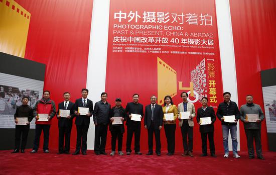 郑更生（右6）和张俊峰（左5）向10位入选作者代表颁发参展证书