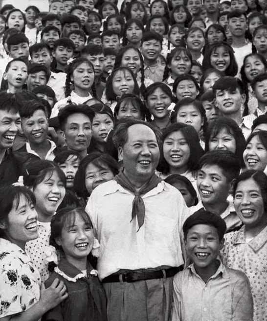 毛泽东和韶山中学的师生们。（1959年） 侯波 摄