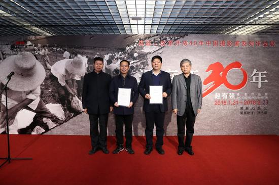 中国摄影家协会副秘书长杜金（左一）、中国摄影家协会副主席柳军（右一）为策展人及作者颁发策展证书和展览证书 王玺 摄