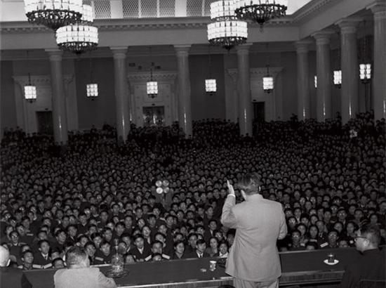 毛泽东在莫斯科大学给中国留学生讲话。（1957年） 侯波 摄