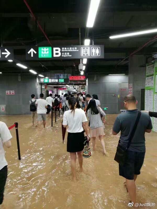 美女露胸