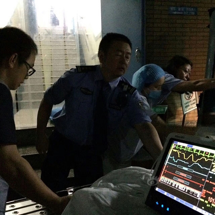 两男一女一个 一个摸