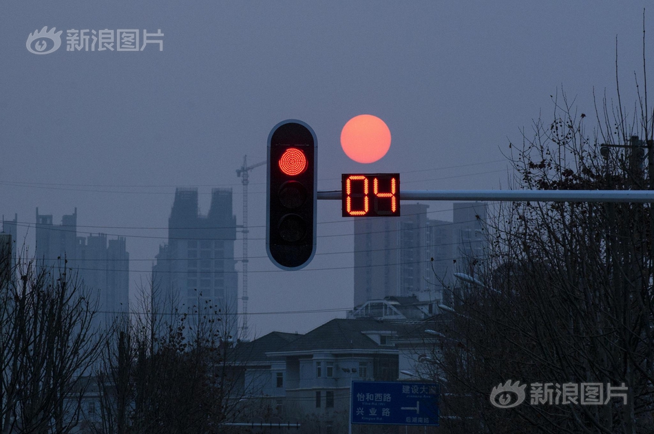 浓眉：昨日比出六根手指是为了告知队友系列赛没有完毕