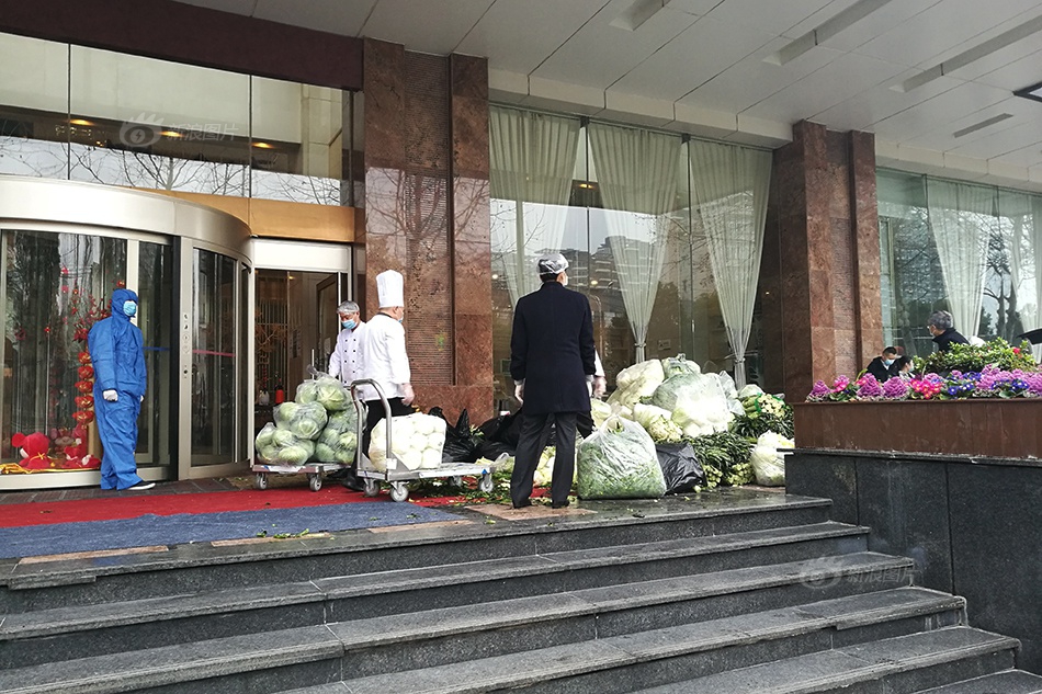校花被小混混脱裤玩J出水