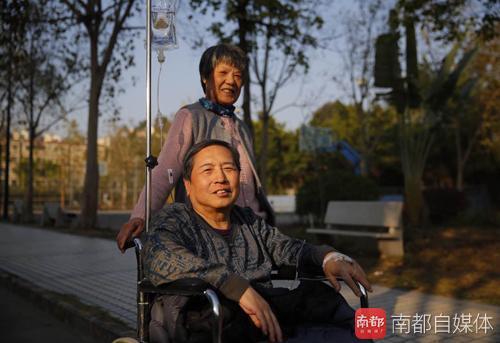 72岁老汉做变性手术:妻子早已成闺蜜