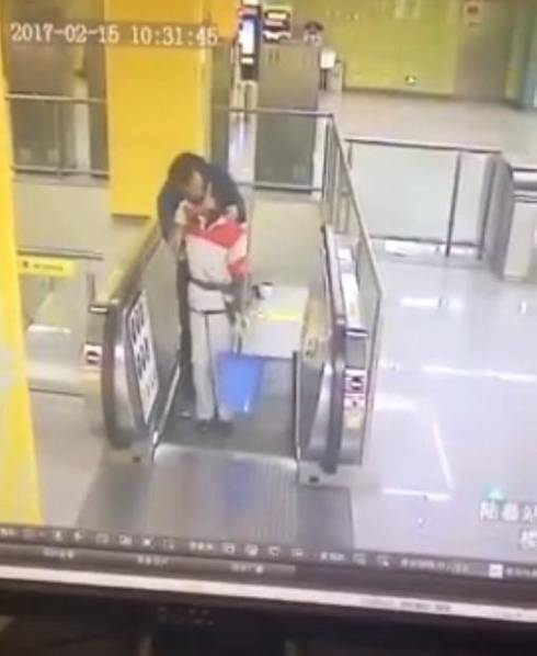 男子在地铁站强吻保洁阿姨后逃离
