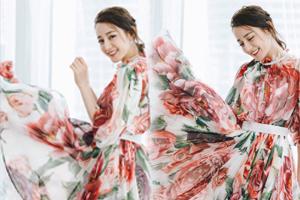 迪丽热巴再穿大花裙 活泼灵动艳而不俗